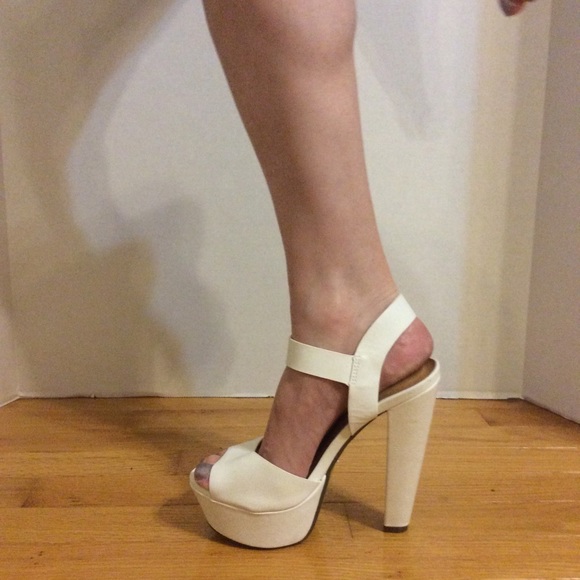 white heeled shoes size 6